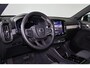 Volvo XC40 B4 Plus Dark - IntelliSafe Assist & Surround - Harman/Kardon audio - Parkeercamera achter - Verwarmde voorstoelen & stuur - Parkeersensoren voor & achter - Elektr. bedienb. voorstoelen met geheugen links - Draadloze tel. lader - Elektr. inklapbare trekhaak - 18' LMV