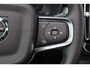 Volvo XC40 B4 Plus Dark - IntelliSafe Assist & Surround - Harman/Kardon audio - Parkeercamera achter - Verwarmde voorstoelen & stuur - Parkeersensoren voor & achter - Elektr. bedienb. voorstoelen met geheugen links - Draadloze tel. lader - Elektr. inklapbare trekhaak - 18' LMV