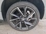 Skoda Karoq 1.5 TSI 150pk Automaat Sportline Business | Functiepakket | Panoramadak | Trekhaak | Dakkoffer | Stoelverwarming | 19"