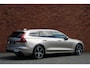 Volvo V60 T6 Plug-in hybrid AWD Plus Bright | Panoramisch dak met schuif-/kantel functie | Virtual Park Assist | Verwarmbaar Stuurwiel | Stoelen voor/achter verwarmbaar | Extra getint glas achter | 19'' Lichtmetalen velgen | Elektrisch verstelbare stoelen met memory functie | Harman/kardon Audiosysteem