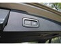 Volvo V60 T6 Plug-in hybrid AWD Plus Bright | Panoramisch dak met schuif-/kantel functie | Virtual Park Assist | Verwarmbaar Stuurwiel | Stoelen voor/achter verwarmbaar | Extra getint glas achter | 19'' Lichtmetalen velgen | Elektrisch verstelbare stoelen met memory functie | Harman/kardon Audiosysteem