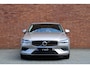 Volvo V60 T6 Plug-in hybrid AWD Plus Bright | Panoramadak | Virtual Park Assist | Verwarmbaar Stuurwiel | Verwarmbare stoelen voor/achter | Extra getint glas achter | 19 inch Lichtmetalen velgen | Elektrisch verstelbare stoelen met memory functie | Premium audio by Harman Kardon