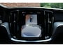 Volvo V60 T6 Plug-in hybrid AWD Plus Bright | Panoramisch dak met schuif-/kantel functie | Virtual Park Assist | Verwarmbaar Stuurwiel | Stoelen voor/achter verwarmbaar | Extra getint glas achter | 19'' Lichtmetalen velgen | Elektrisch verstelbare stoelen met memory functie | Harman/kardon Audiosysteem