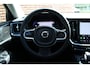 Volvo V60 T6 Plug-in hybrid AWD Plus Bright | Panoramisch dak met schuif-/kantel functie | Virtual Park Assist | Verwarmbaar Stuurwiel | Stoelen voor/achter verwarmbaar | Extra getint glas achter | 19'' Lichtmetalen velgen | Elektrisch verstelbare stoelen met memory functie | Harman/kardon Audiosysteem
