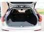 Volvo V60 T6 Plug-in hybrid AWD Plus Bright | Panoramisch dak met schuif-/kantel functie | Virtual Park Assist | Verwarmbaar Stuurwiel | Stoelen voor/achter verwarmbaar | Extra getint glas achter | 19'' Lichtmetalen velgen | Elektrisch verstelbare stoelen met memory functie | Harman/kardon Audiosysteem