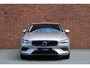 Volvo V60 T6 Plug-in hybrid AWD Plus Bright | Panoramadak | Virtual Park Assist | Verwarmbaar Stuurwiel | Verwarmbare stoelen voor/achter | Extra getint glas achter | 19 inch Lichtmetalen velgen | Elektrisch verstelbare stoelen met memory functie | Premium audio by Harman Kardon