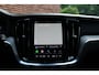 Volvo V60 T6 Plug-in hybrid AWD Plus Bright | Panoramadak | Virtual Park Assist | Verwarmbaar Stuurwiel | Verwarmbare stoelen voor/achter | Extra getint glas achter | 19 inch Lichtmetalen velgen | Elektrisch verstelbare stoelen met memory functie | Premium audio by Harman Kardon