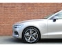 Volvo V60 T6 Plug-in hybrid AWD Plus Bright | Panoramadak | Virtual Park Assist | Verwarmbaar Stuurwiel | Verwarmbare stoelen voor/achter | Extra getint glas achter | 19 inch Lichtmetalen velgen | Elektrisch verstelbare stoelen met memory functie | Premium audio by Harman Kardon