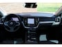 Volvo V60 T6 Plug-in hybrid AWD Plus Bright | Panoramisch dak met schuif-/kantel functie | Virtual Park Assist | Verwarmbaar Stuurwiel | Stoelen voor/achter verwarmbaar | Extra getint glas achter | 19'' Lichtmetalen velgen | Elektrisch verstelbare stoelen met memory functie | Harman/kardon Audiosysteem