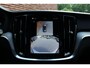 Volvo V60 T6 Plug-in hybrid AWD Plus Bright | Panoramadak | Virtual Park Assist | Verwarmbaar Stuurwiel | Verwarmbare stoelen voor/achter | Extra getint glas achter | 19 inch Lichtmetalen velgen | Elektrisch verstelbare stoelen met memory functie | Premium audio by Harman Kardon
