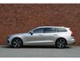 Volvo V60 T6 Plug-in hybrid AWD Plus Bright | Panoramisch dak met schuif-/kantel functie | Virtual Park Assist | Verwarmbaar Stuurwiel | Stoelen voor/achter verwarmbaar | Extra getint glas achter | 19'' Lichtmetalen velgen | Elektrisch verstelbare stoelen met memory functie | Harman/kardon Audiosysteem