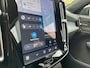 Volvo XC40 B4 Business Edition | Stoelen voor verwarmbaar | Stuurwiel verwarmbaar | Harman Kardon geluidsinstallatie | Extra getint glas achter | Achteruitrijcamera | Adaptieve cruise control | 18'' Lichtmetalen velgen | Apple carplay/Android auto