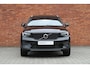 Volvo XC40 B4 Business Edition | Stoelen voor verwarmbaar | Stuurwiel verwarmbaar | Harman Kardon geluidsinstallatie | Extra getint glas achter | Achteruitrijcamera | Adaptieve cruise control | 18'' Lichtmetalen velgen | Apple carplay/Android auto