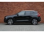 Volvo XC40 B4 Business Edition | Stoelen voor verwarmbaar | Stuurwiel verwarmbaar | Harman Kardon geluidsinstallatie | Extra getint glas achter | Achteruitrijcamera | Adaptieve cruise control | 18'' Lichtmetalen velgen | Apple carplay/Android auto