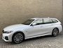 BMW 3-Serie Touring 330e M-Pakket | Shadowline | Sportstoelen | Navigatie | Alcantara/leder | Trekhaak | Camera | Virtual cockpit | Apple CarPlay | Cruise control | Lane assist | LED | DAB | Stoel&stuurverwarming | Elektrische achterklep | Volledig onderhouden