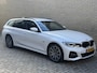 BMW 3-Serie Touring 330e M-Pakket | Shadowline | Sportstoelen | Navigatie | Alcantara/leder | Trekhaak | Camera | Virtual cockpit | Apple CarPlay | Cruise control | Lane assist | LED | DAB | Stoel&stuurverwarming | Elektrische achterklep | Volledig onderhouden