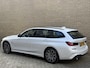 BMW 3-Serie Touring 330e M-Pakket | Shadowline | Sportstoelen | Navigatie | Alcantara/leder | Trekhaak | Camera | Virtual cockpit | Apple CarPlay | Cruise control | Lane assist | LED | DAB | Stoel&stuurverwarming | Elektrische achterklep | Volledig onderhouden