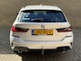 BMW 3-Serie Touring 330e M-Pakket | Shadowline | Sportstoelen | Navigatie | Alcantara/leder | Trekhaak | Camera | Virtual cockpit | Apple CarPlay | Cruise control | Lane assist | LED | DAB | Stoel&stuurverwarming | Elektrische achterklep | Volledig onderhouden