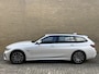 BMW 3-Serie Touring 330e M-Pakket | Shadowline | Sportstoelen | Navigatie | Alcantara/leder | Trekhaak | Camera | Virtual cockpit | Apple CarPlay | Cruise control | Lane assist | LED | DAB | Stoel&stuurverwarming | Elektrische achterklep | Volledig onderhouden