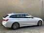 BMW 3-Serie Touring 330e M-Pakket | Shadowline | Sportstoelen | Navigatie | Alcantara/leder | Trekhaak | Camera | Virtual cockpit | Apple CarPlay | Cruise control | Lane assist | LED | DAB | Stoel&stuurverwarming | Elektrische achterklep | Volledig onderhouden