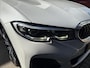 BMW 3-Serie Touring 330e M-Pakket | Shadowline | Sportstoelen | Navigatie | Alcantara/leder | Trekhaak | Camera | Virtual cockpit | Apple CarPlay | Cruise control | Lane assist | LED | DAB | Stoel&stuurverwarming | Elektrische achterklep | Volledig onderhouden