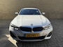 BMW 3-Serie Touring 330e M-Pakket | Shadowline | Sportstoelen | Navigatie | Alcantara/leder | Trekhaak | Camera | Virtual cockpit | Apple CarPlay | Cruise control | Lane assist | LED | DAB | Stoel&stuurverwarming | Elektrische achterklep | Volledig onderhouden