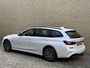 BMW 3-Serie Touring 330e M-Pakket | Shadowline | Sportstoelen | Navigatie | Alcantara/leder | Trekhaak | Camera | Virtual cockpit | Apple CarPlay | Cruise control | Lane assist | LED | DAB | Stoel&stuurverwarming | Elektrische achterklep | Volledig onderhouden