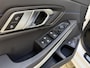 BMW 3-Serie Touring 330e M-Pakket | Shadowline | Sportstoelen | Navigatie | Alcantara/leder | Trekhaak | Camera | Virtual cockpit | Apple CarPlay | Cruise control | Lane assist | LED | DAB | Stoel&stuurverwarming | Elektrische achterklep | Volledig onderhouden