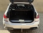 BMW 3-Serie Touring 330e M-Pakket | Shadowline | Sportstoelen | Navigatie | Alcantara/leder | Trekhaak | Camera | Virtual cockpit | Apple CarPlay | Cruise control | Lane assist | LED | DAB | Stoel&stuurverwarming | Elektrische achterklep | Volledig onderhouden