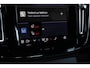 Volvo XC40 Recharge Single Motor Plus Trekhaak | Adaptive Cruise Control Met Stuurhulp | Verwarmbare Voorstoelen | Stuurwielverwarming | Draadloos Telefoon Opladen | Apple CarPlay/Android Auto | 2-Zone Electronic Climate Control | Google Services | 19 Inch Velgen