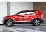 Volvo XC40 B4 Plus Dark | Verwarmde Voorstoelen+Stuurwiel | Verwarmde voorruit | Semi-Elektrische Trekhaak | Harman Kardon Premium Audio | Apple Carplay / Android Auto | Electrisch bedienbare voorstoelen | Google infotaiment