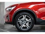 Volvo XC40 B4 Plus Dark | Verwarmde Voorstoelen+Stuurwiel | Verwarmde voorruit | Semi-Elektrische Trekhaak | Harman Kardon Premium Audio | Apple Carplay / Android Auto | Electrisch bedienbare voorstoelen | Google infotaiment