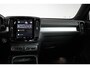 Volvo XC40 B4 Plus Dark | Verwarmde Voorstoelen+Stuurwiel | Verwarmde voorruit | Semi-Elektrische Trekhaak | Harman Kardon Premium Audio | Apple Carplay / Android Auto | Electrisch bedienbare voorstoelen | Google infotaiment