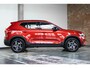 Volvo XC40 B4 Plus Dark | Verwarmde Voorstoelen+Stuurwiel | Verwarmde voorruit | Semi-Elektrische Trekhaak | Harman Kardon Premium Audio | Apple Carplay / Android Auto | Electrisch bedienbare voorstoelen | Google infotaiment
