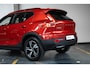 Volvo XC40 B4 Plus Dark | Verwarmde Voorstoelen+Stuurwiel | Verwarmde voorruit | Semi-Elektrische Trekhaak | Harman Kardon Premium Audio | Apple Carplay / Android Auto | Electrisch bedienbare voorstoelen | Google infotaiment