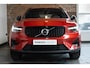 Volvo XC40 B4 Plus Dark | Verwarmde Voorstoelen+Stuurwiel | Verwarmde voorruit | Semi-Elektrische Trekhaak | Harman Kardon Premium Audio | Apple Carplay / Android Auto | Electrisch bedienbare voorstoelen | Google infotaiment