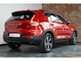 Volvo XC40 B4 Plus Dark | Verwarmde Voorstoelen+Stuurwiel | Verwarmde voorruit | Semi-Elektrische Trekhaak | Harman Kardon Premium Audio | Apple Carplay / Android Auto | Electrisch bedienbare voorstoelen | Google infotaiment