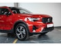 Volvo XC40 B4 Plus Dark | Verwarmde Voorstoelen+Stuurwiel | Verwarmde voorruit | Semi-Elektrische Trekhaak | Harman Kardon Premium Audio | Apple Carplay / Android Auto | Electrisch bedienbare voorstoelen | Google infotaiment