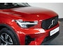 Volvo XC40 B4 Plus Dark | Verwarmde Voorstoelen+Stuurwiel | Verwarmde voorruit | Semi-Elektrische Trekhaak | Harman Kardon Premium Audio | Apple Carplay / Android Auto | Electrisch bedienbare voorstoelen | Google infotaiment