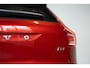 Volvo XC40 B4 Plus Dark | Verwarmde Voorstoelen+Stuurwiel | Verwarmde voorruit | Semi-Elektrische Trekhaak | Harman Kardon Premium Audio | Apple Carplay / Android Auto | Electrisch bedienbare voorstoelen | Google infotaiment