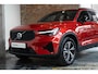 Volvo XC40 B4 Plus Dark | Verwarmde Voorstoelen+Stuurwiel | Verwarmde voorruit | Semi-Elektrische Trekhaak | Harman Kardon Premium Audio | Apple Carplay / Android Auto | Electrisch bedienbare voorstoelen | Google infotaiment