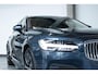 Volvo V90 T8 Automaat AWD Inscription | Panoramadak| Interieur Voorverwarming| Electrisch Bedienbare Voorstoelen| Adaptieve Cruise Control| Blind Spot | Semi Electrische Trekhaak| Alarmklasse 3| Parkeer Camera.