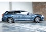 Volvo V90 T8 Automaat AWD Inscription | Panoramadak| Interieur Voorverwarming| Electrisch Bedienbare Voorstoelen| Adaptieve Cruise Control| Blind Spot | Semi Electrische Trekhaak| Alarmklasse 3| Parkeer Camera.