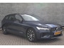 Volvo V60 2.0 T6 Plug-in hybrid AWD Plus Dark | Adaptive Cruise Control | Extra getint glas | 360 Camera | Stoelverwarming voor + achter | Verwarmd stuurwiel | Elektr. verwarmde voorruit | Trekhaak | Harman kardon audio | Elektr. verstelbare voorstoelen incl. geheugen | Sportstoelen | 18" velgen |