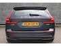 Volvo V60 2.0 T6 Plug-in hybrid AWD Plus Dark | Adaptive Cruise Control | Extra getint glas | 360 Camera | Stoelverwarming voor + achter | Verwarmd stuurwiel | Elektr. verwarmde voorruit | Trekhaak | Harman kardon audio | Elektr. verstelbare voorstoelen incl. geheugen | Sportstoelen | 18" velgen |