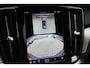 Volvo V60 2.0 T6 Plug-in hybrid AWD Plus Dark | Adaptive Cruise Control | Extra getint glas | 360 Camera | Stoelverwarming voor + achter | Verwarmd stuurwiel | Elektr. verwarmde voorruit | Trekhaak | Harman kardon audio | Elektr. verstelbare voorstoelen incl. geheugen | Sportstoelen | 18" velgen |