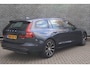 Volvo V60 2.0 T6 Plug-in hybrid AWD Plus Dark | Adaptive Cruise Control | Extra getint glas | 360 Camera | Stoelverwarming voor + achter | Verwarmd stuurwiel | Elektr. verwarmde voorruit | Trekhaak | Harman kardon audio | Elektr. verstelbare voorstoelen incl. geheugen | Sportstoelen | 18" velgen |