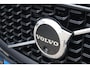 Volvo XC60 2.0 T6 Plug-in hybrid AWD Ultra Dark | Adaptive Cruise Control | Intellisafe Surround | 360 Camera | Elektr. verstelbare voorstoelen + geheugen | Stoelverwarming voor + achter | Verwarmd stuurwiel | Trekhaak | Lederen dashboard | Head-up display | Parkeersensoren voor + achter | Harman Kardon Audio | Elektr. bedienbaar schuif-\-kanteldak | Google services | Adaptieve LED koplampen |