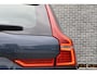 Volvo XC60 2.0 T6 Plug-in hybrid AWD Ultra Dark | Adaptive Cruise Control | Intellisafe Surround | 360 Camera | Elektr. verstelbare voorstoelen + geheugen | Stoelverwarming voor + achter | Verwarmd stuurwiel | Trekhaak | Lederen dashboard | Head-up display | Parkeersensoren voor + achter | Harman Kardon Audio | Elektr. bedienbaar schuif-\-kanteldak | Google services | Adaptieve LED koplampen |