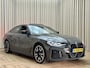 BMW i4 M50 84 kWh *M-Sport* Schuif/Kantel dak / Carbon / LASER LED / HUD / Harman Kardon / 360 Camera / Elek. Trekhaak / Org.NL!